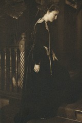 Frau am Treppenabsatz