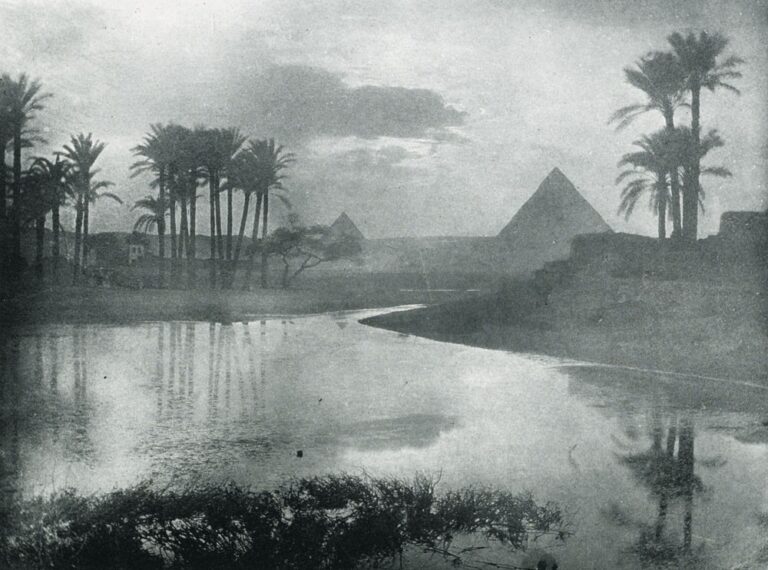 Le soir près des Pyramides