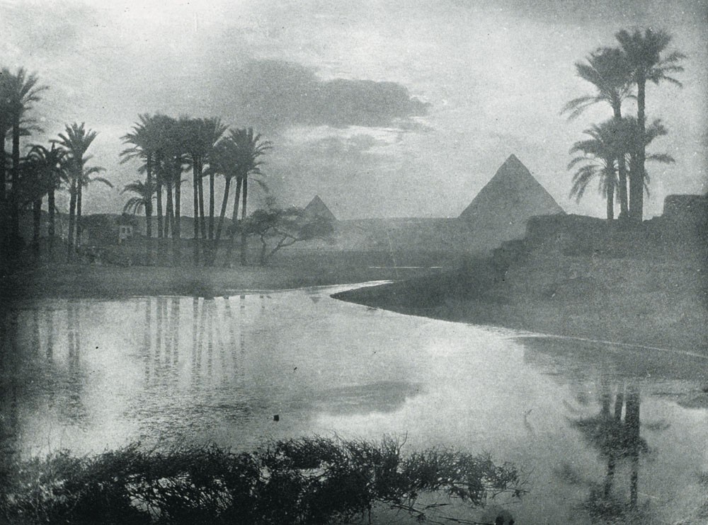 Le soir près des Pyramides