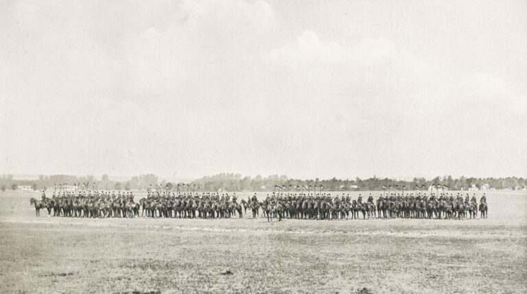 «  Pelotons, demi à gauche!… Halte!  »
