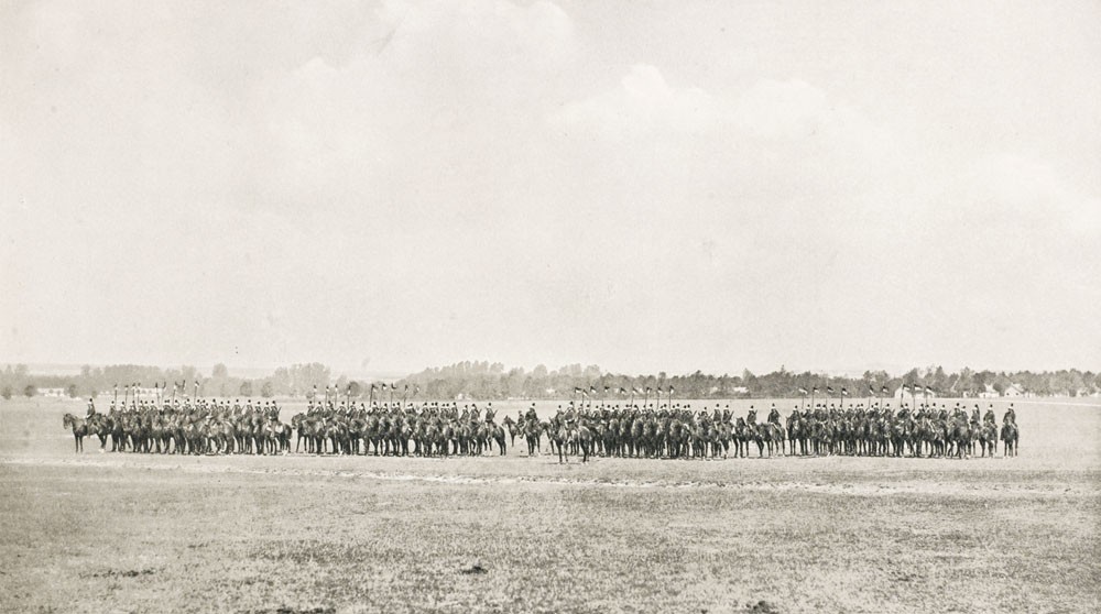 «  Pelotons, demi à gauche!… Halte!  »