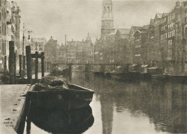 Fleet Mit Katharinenkirche In Hamburg