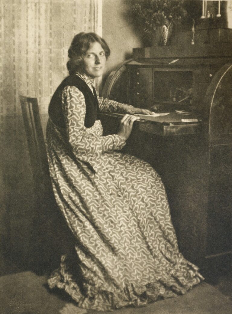 Dame am Schreibtisch