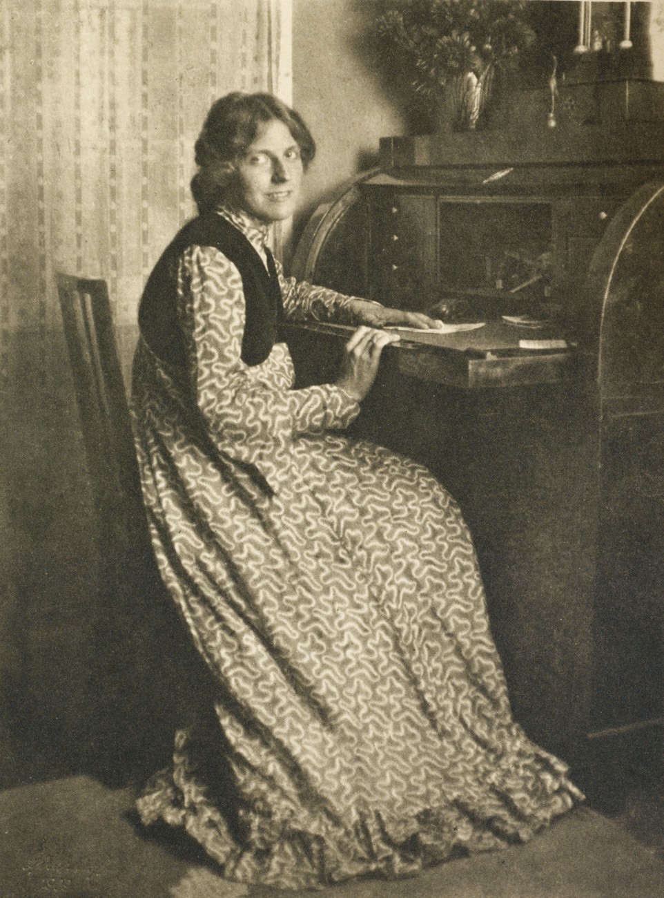 Dame am Schreibtisch