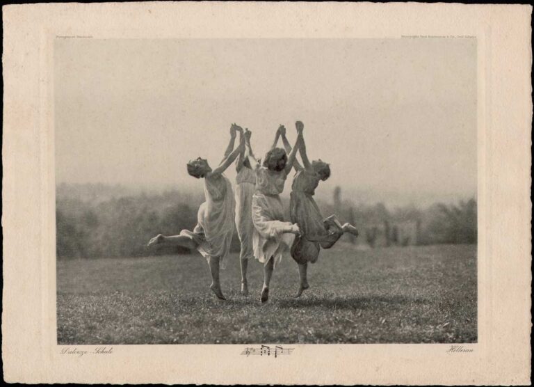 Vers L’Idéal, Jeunes Filles Dansant