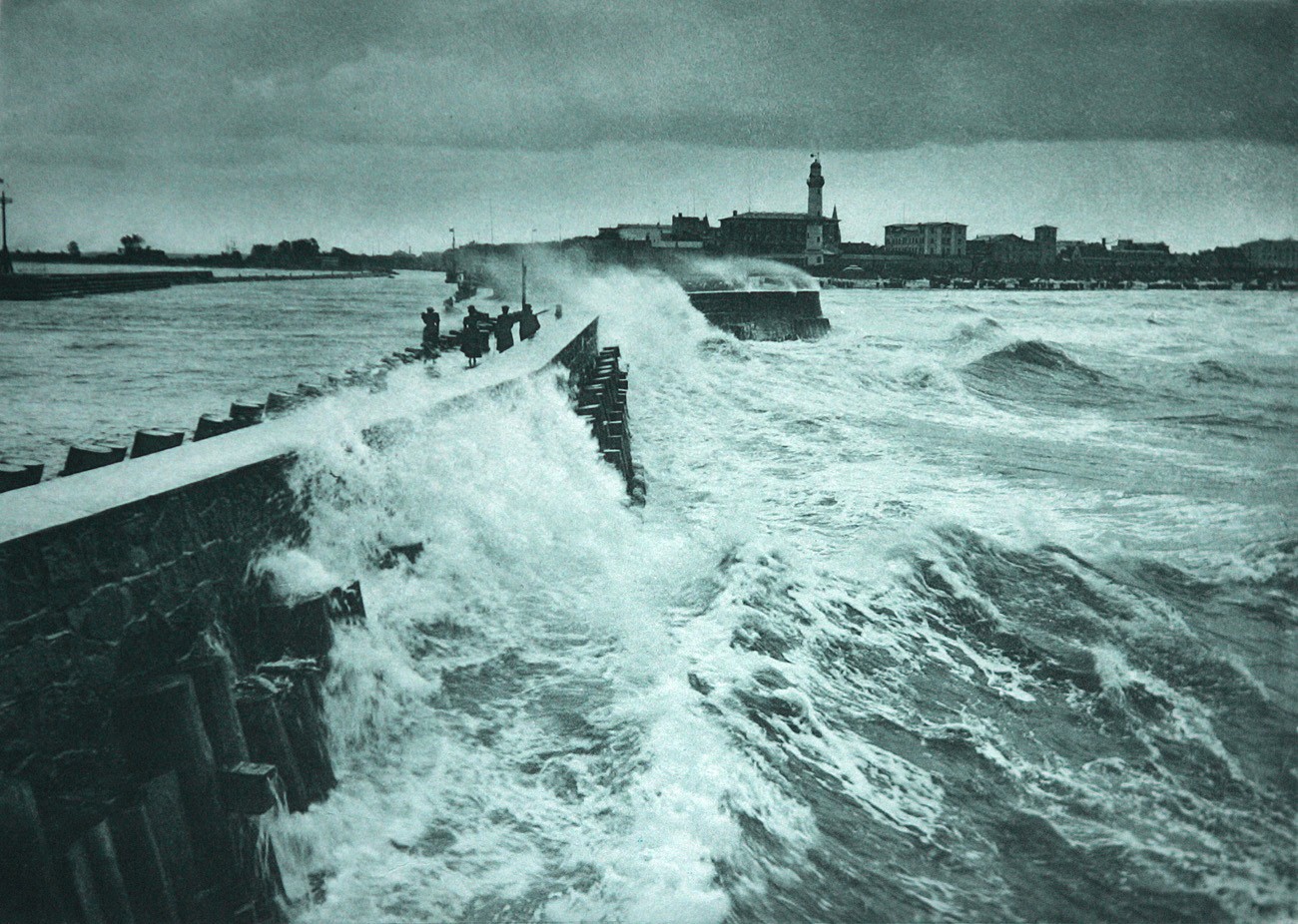 Unter dem Zeichen des Sturmballs   (Warnemünde)
