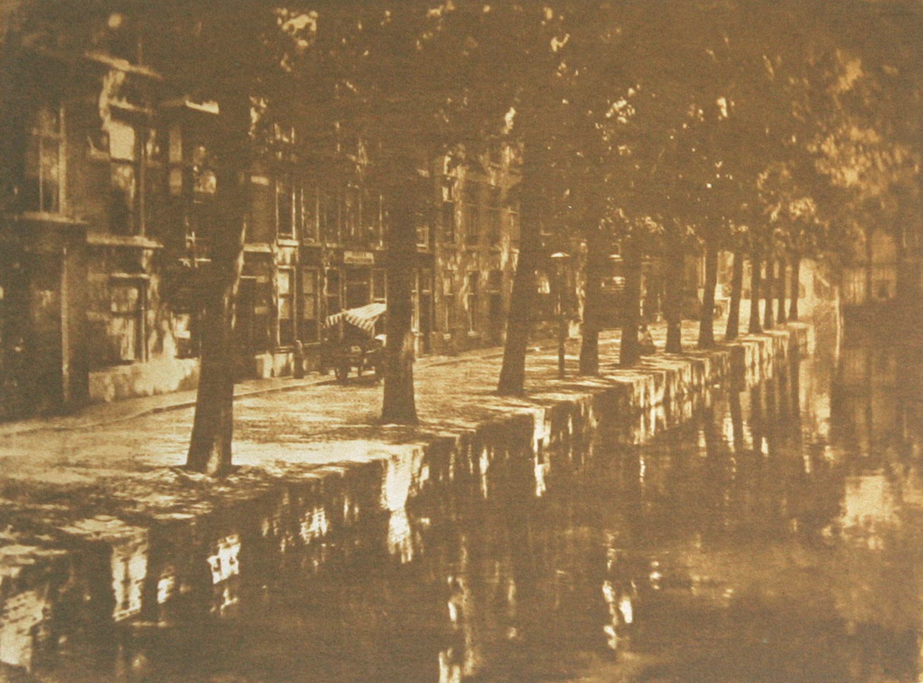 Strasse an Einem Kanal