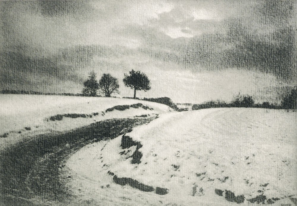 Une route de campagne en hiver