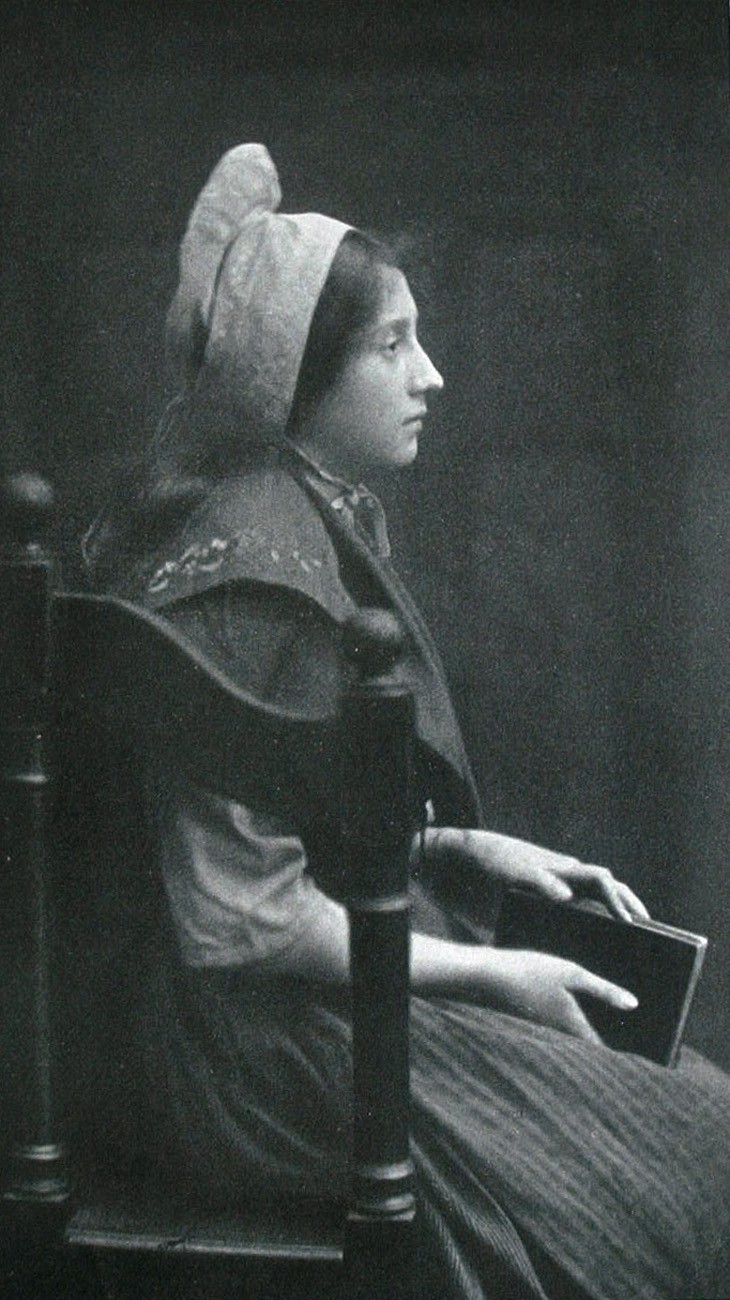 Junges Mädchen in der Kirche