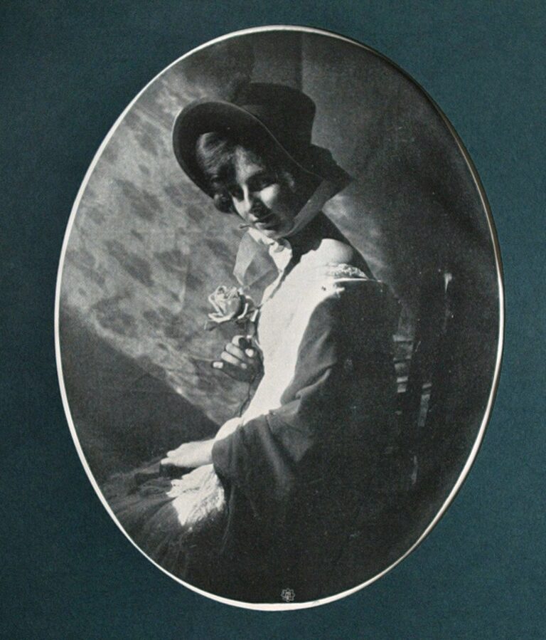 Jeune fille à la Rose