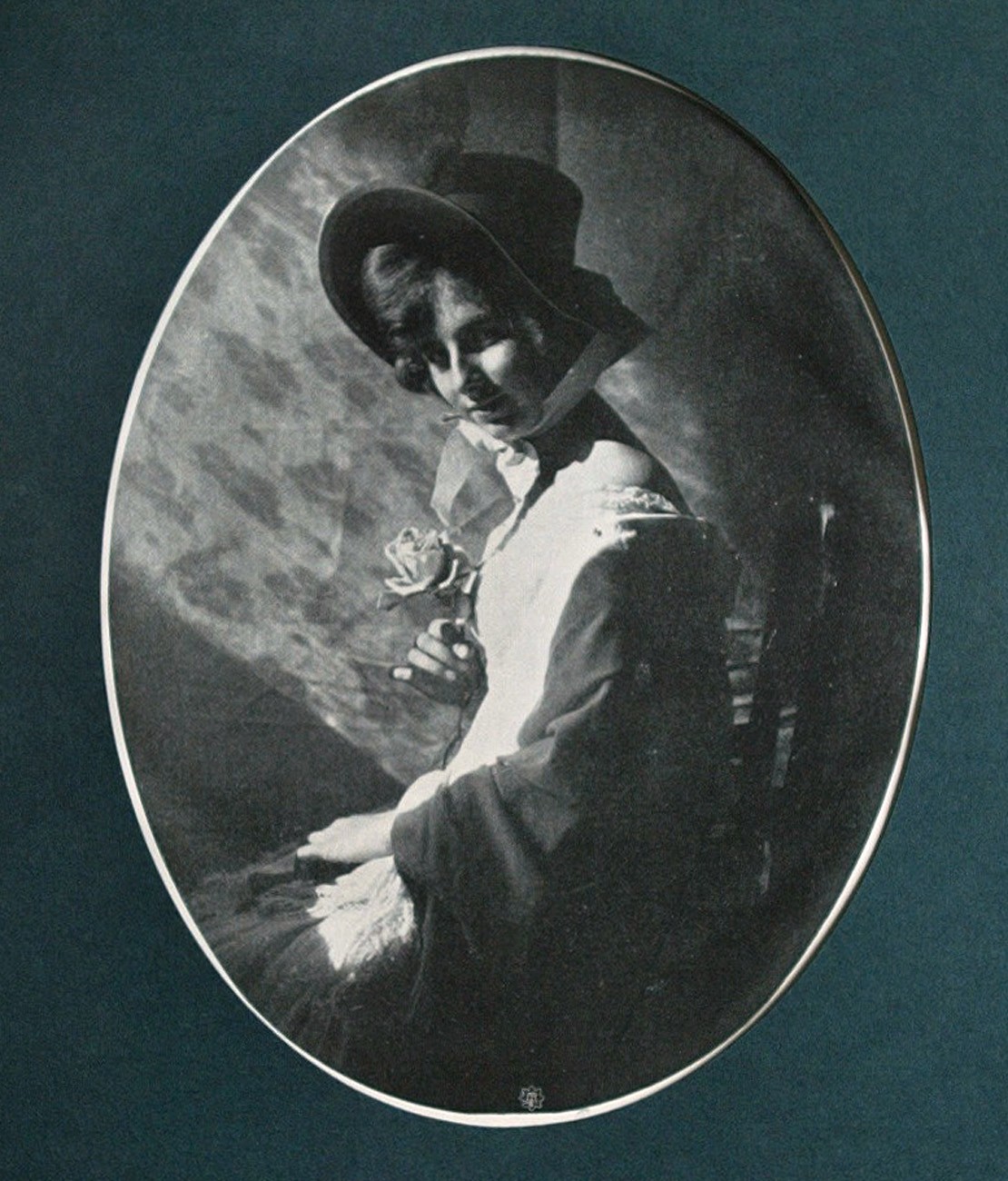 Jeune fille à la Rose