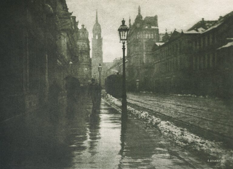 Rheinstrasse in Krefeld bei Dämmerung