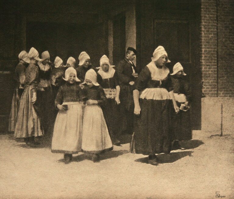 Kirchenausgang in Volendam
