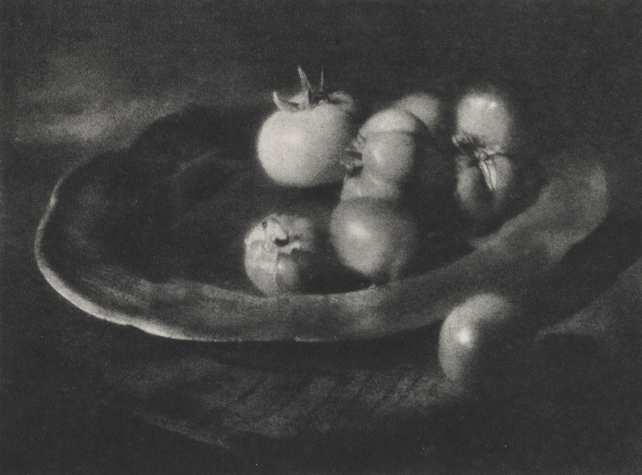 Tomaten auf einem Zinnteller