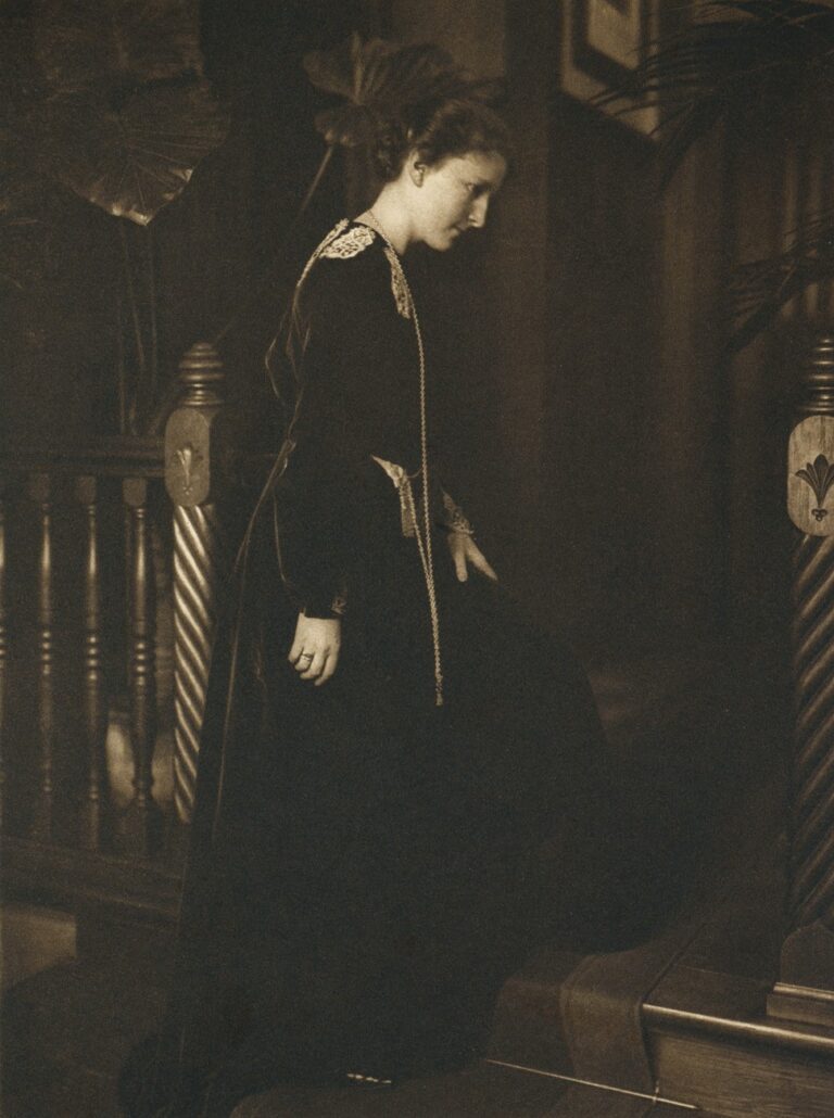 Frau am Treppenabsatz