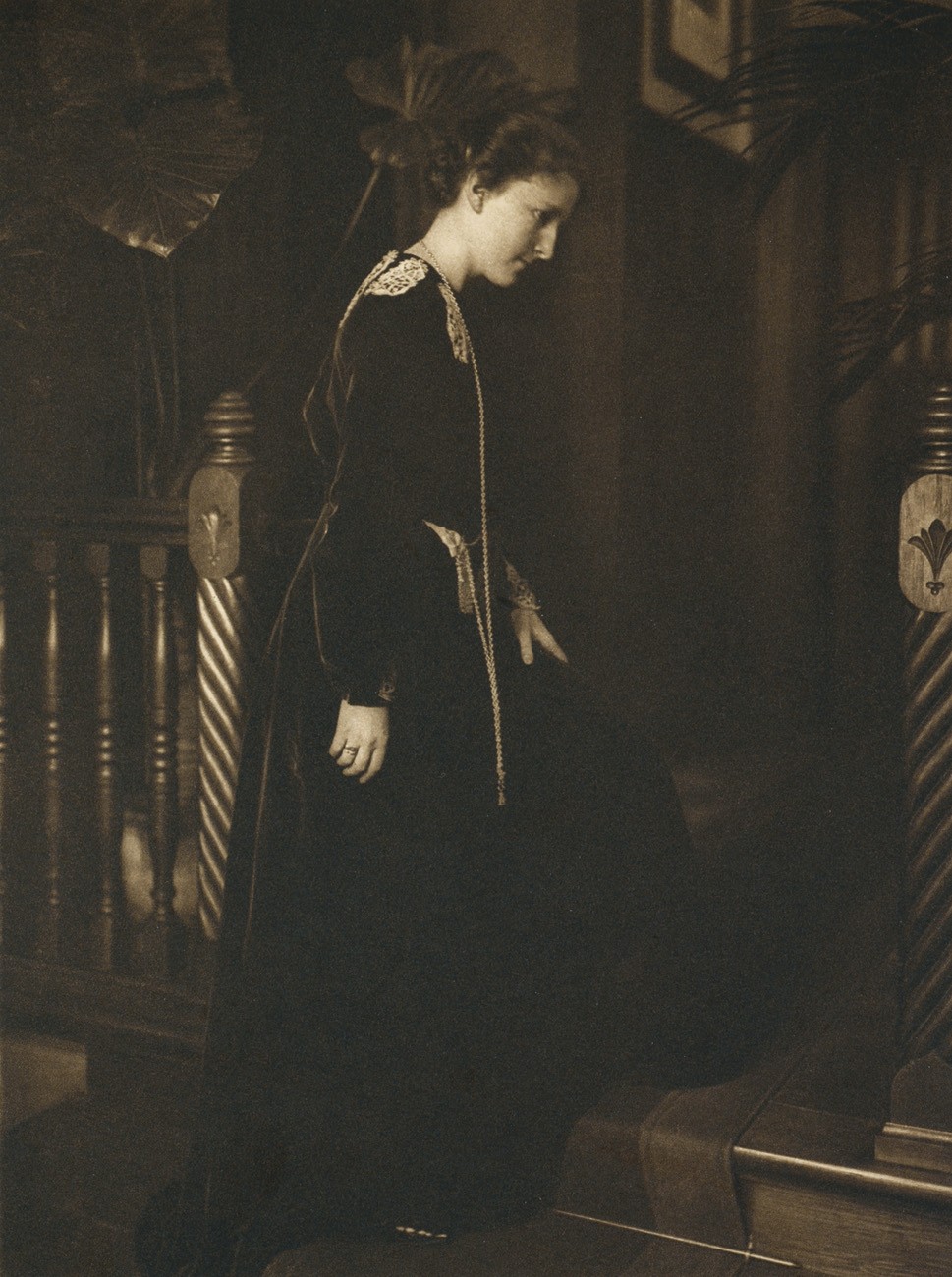 Frau am Treppenabsatz