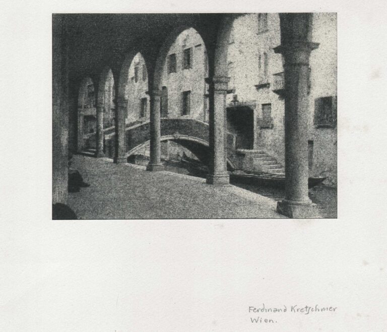 Ponte de la Corte Nova over Rio di S. Antonin Canal in Venice